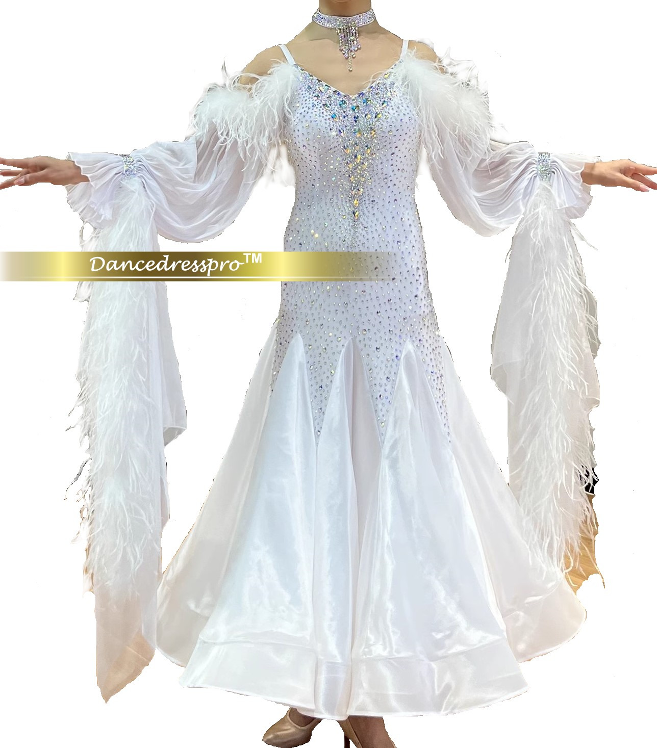 ホワイトの社交ダンスモダンドレス パールシルクのスカートとオーストリッチフェザーのフロートが優雅に揺れるデザイン